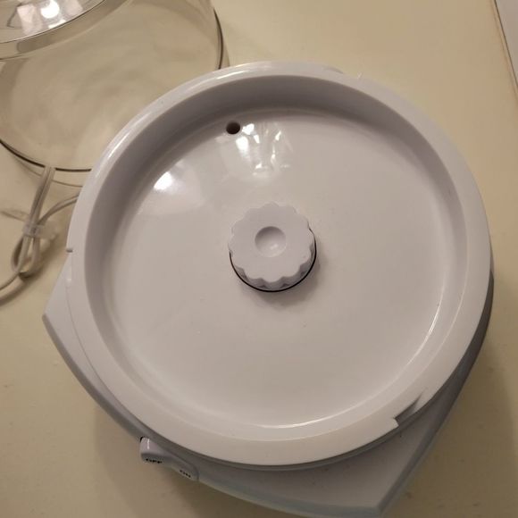 Cuisinart Ice Cream Maker 1.5 Qt - Picture 7 of 8